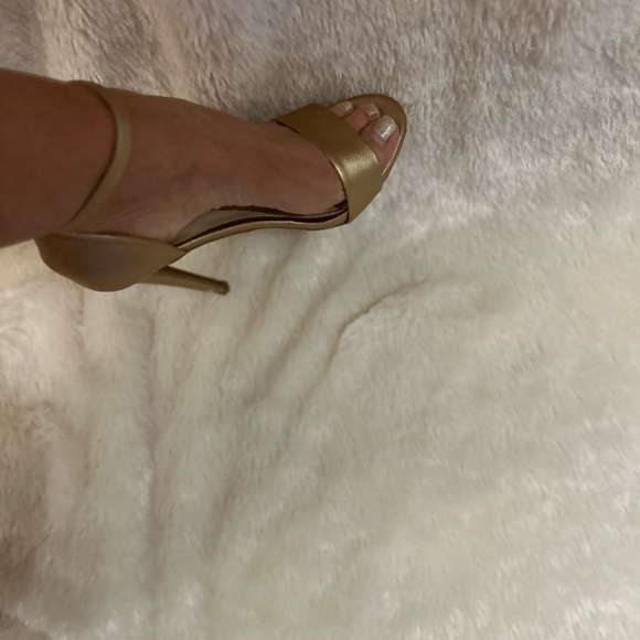 Forever 21 gold sandals size 6.5 - Picture 4 of 7